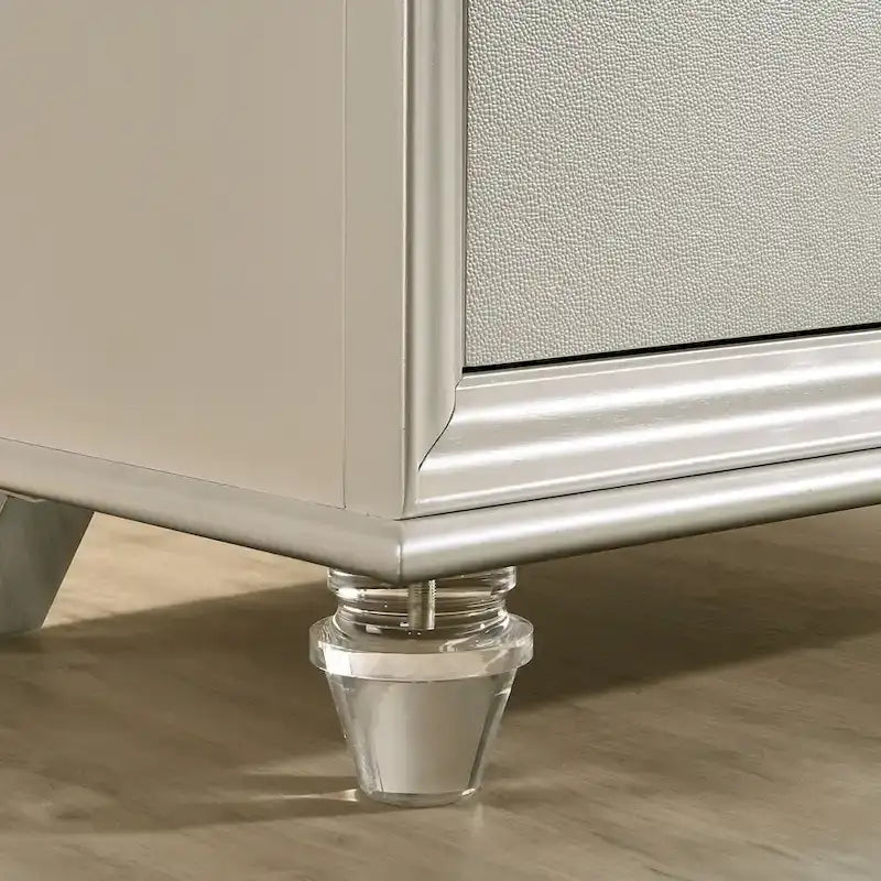 Ensemble lit plateforme 3 pièces Xian Glam en bois massif blanc avec table de chevet et commode et éclairage LED, par Furniture of America