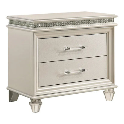 Ensemble lit plateforme 3 pièces Xian Glam en bois massif blanc avec table de chevet et commode et éclairage LED, par Furniture of America