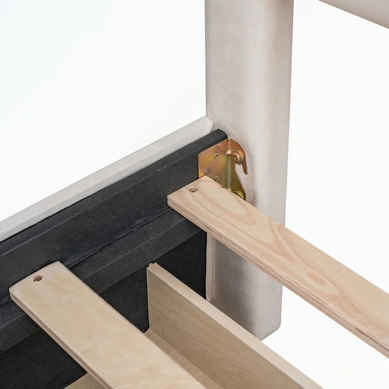 Lit plateforme capitonné avec tête et pied de lit à clous décoratifs