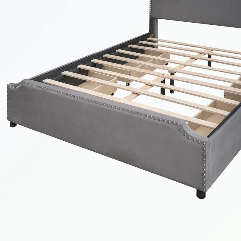 Lit plateforme capitonné avec tête et pied de lit à clous décoratifs