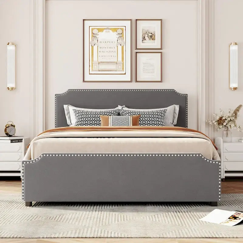 Lit plateforme capitonné avec tête et pied de lit à clous décoratifs