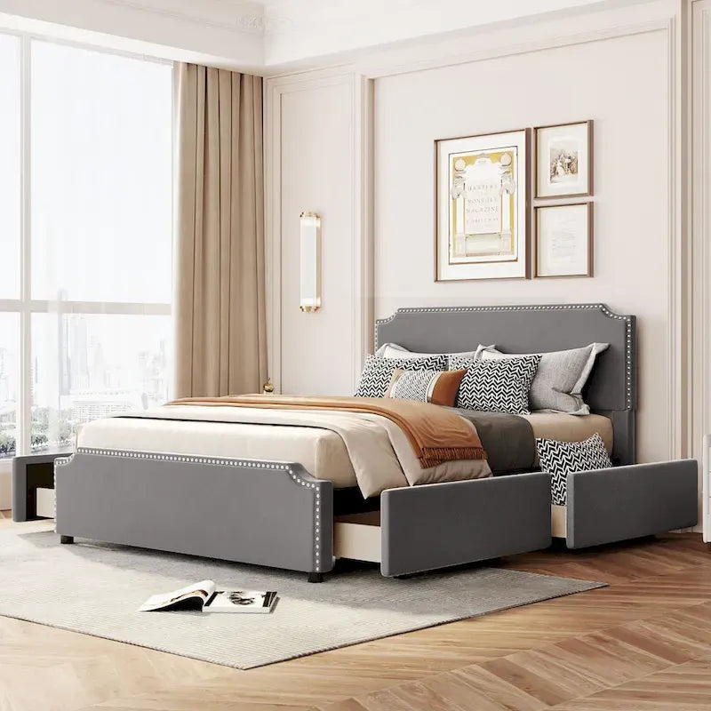 Lit plateforme capitonné avec tête et pied de lit à clous décoratifs