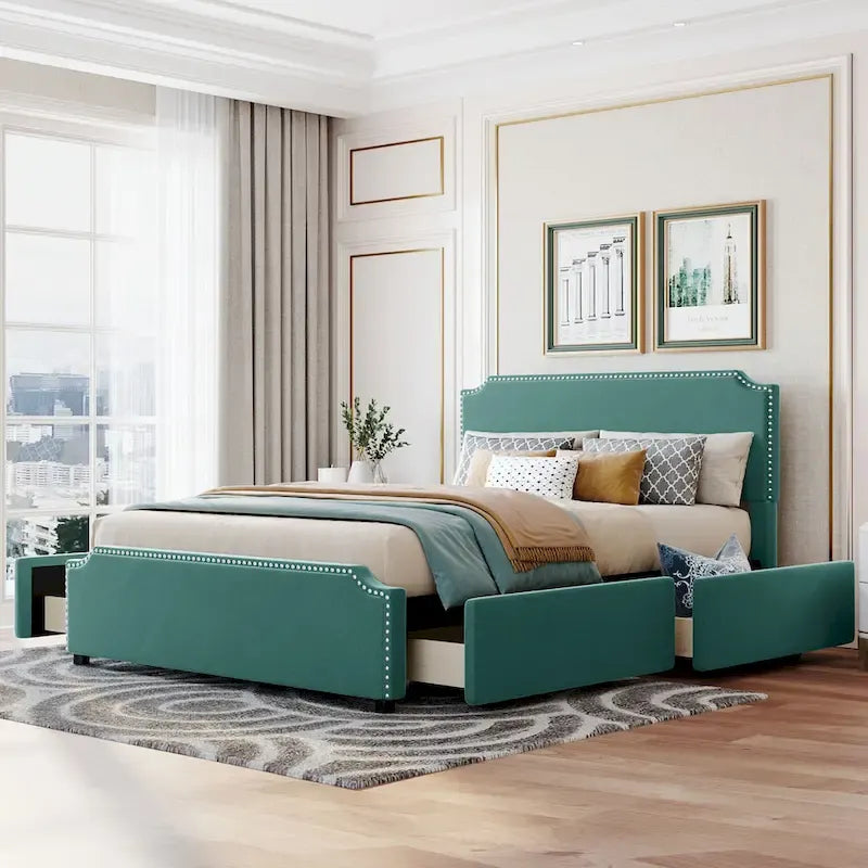 Lit plateforme capitonné avec tête et pied de lit à clous décoratifs