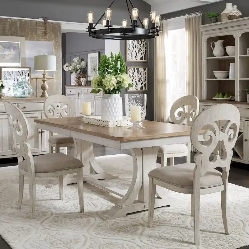 Style campagnard revisité, blanc antique avec table à tréteaux en châtaignier
