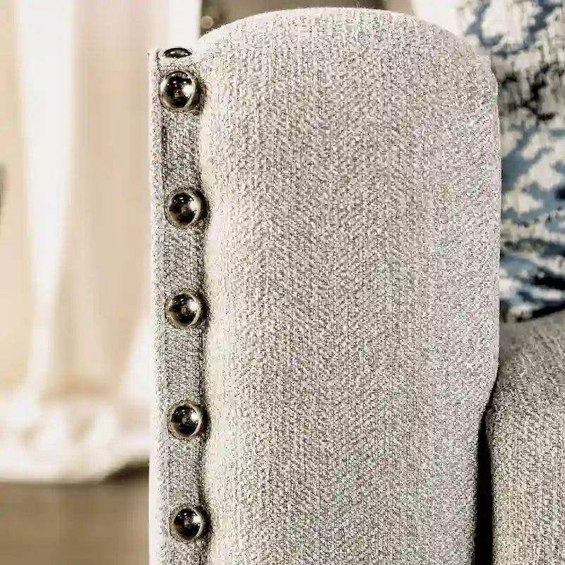 Canapé Kenwood Transitional gris clair, revêtement en tissu, garniture cloutée, accoudoirs inclinés, par Furniture of America