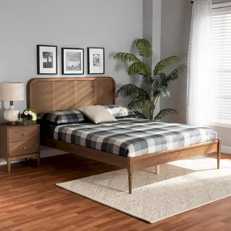 Lit plateforme Elston en rotin synthétique et bois, style moderne du milieu du siècle - Noyer