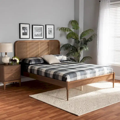 Lit plateforme Elston en rotin synthétique et bois, style moderne du milieu du siècle - Noyer