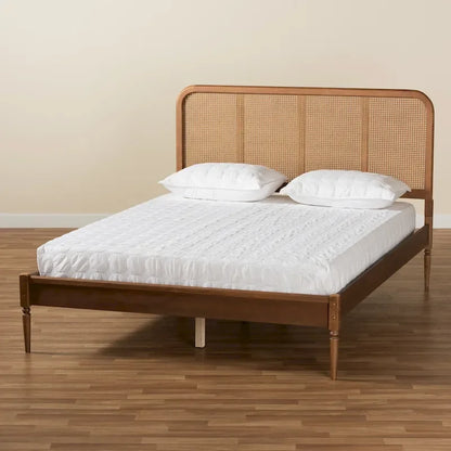 Lit plateforme Elston en rotin synthétique et bois, style moderne du milieu du siècle - Noyer