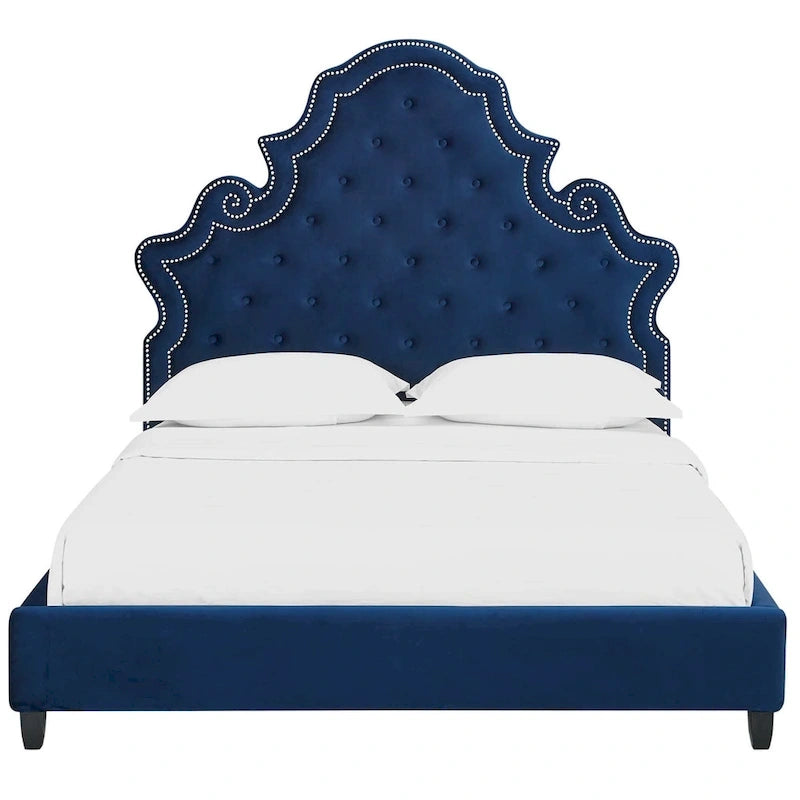Lit plateforme Ambridge Queen Size capitonné en velours bleu avec garniture cloutée
