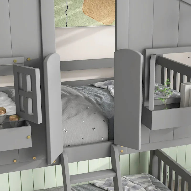 Lit superposé cabane (deux lits simples) avec toit, fenêtre, jardinière, porte, barrières de sécurité et échelle, gris