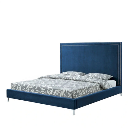 Lit king size en bois massif bleu marine, recouvert de velours et orné de clous décoratifs