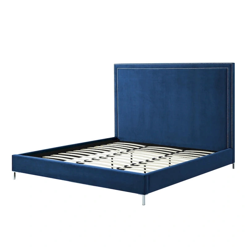 Lit king size en bois massif bleu marine, recouvert de velours et orné de clous décoratifs