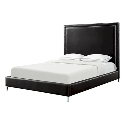 Lit Queen en bois massif noir, recouvert de similicuir et orné de clous décoratifs