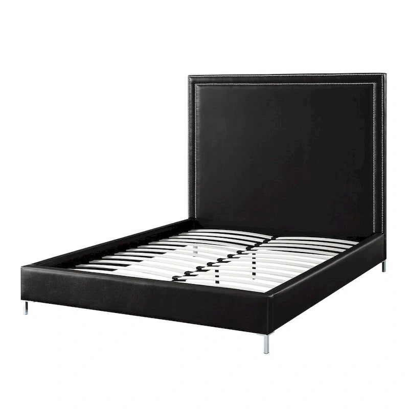 Lit Queen en bois massif noir, recouvert de similicuir et orné de clous décoratifs