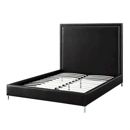 Lit Queen en bois massif noir, recouvert de similicuir et orné de clous décoratifs