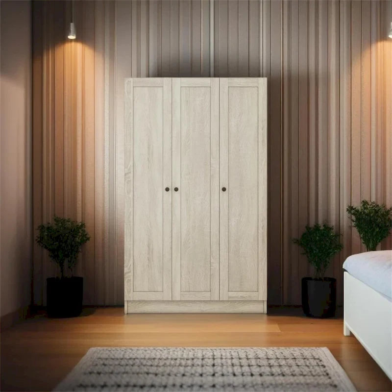 Armoire à trois portes avec étagères