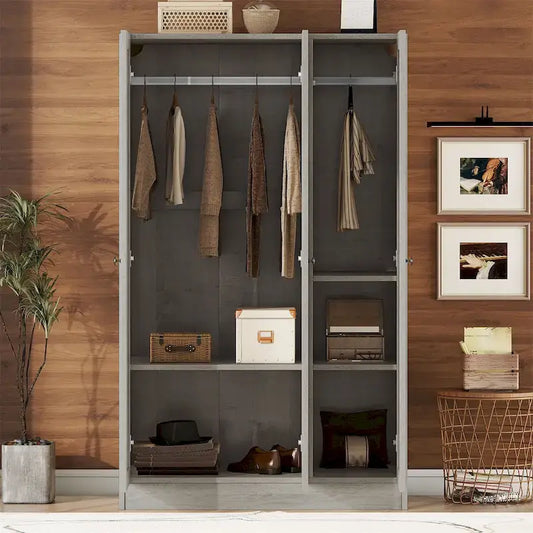 Armoire à trois portes avec étagères