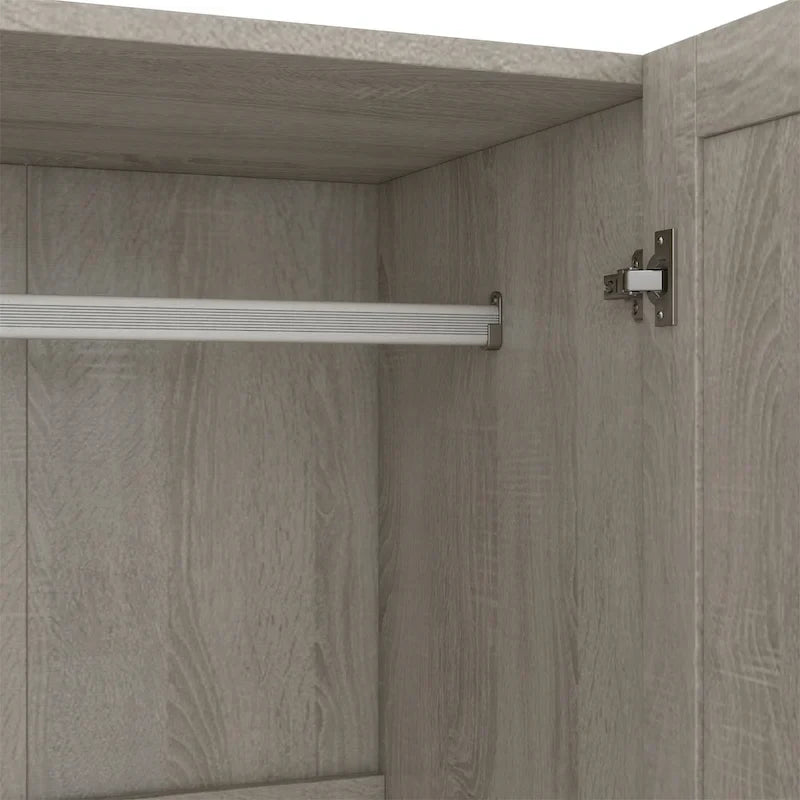 Armoire à trois portes avec étagères
