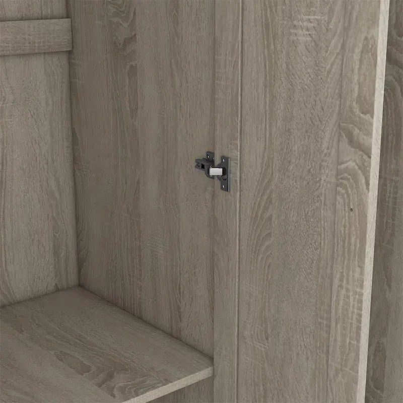 Armoire à trois portes avec étagères
