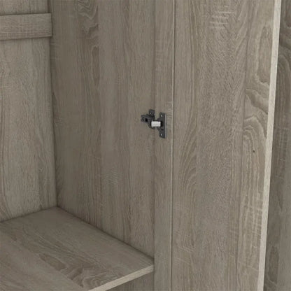 Armoire à trois portes avec étagères
