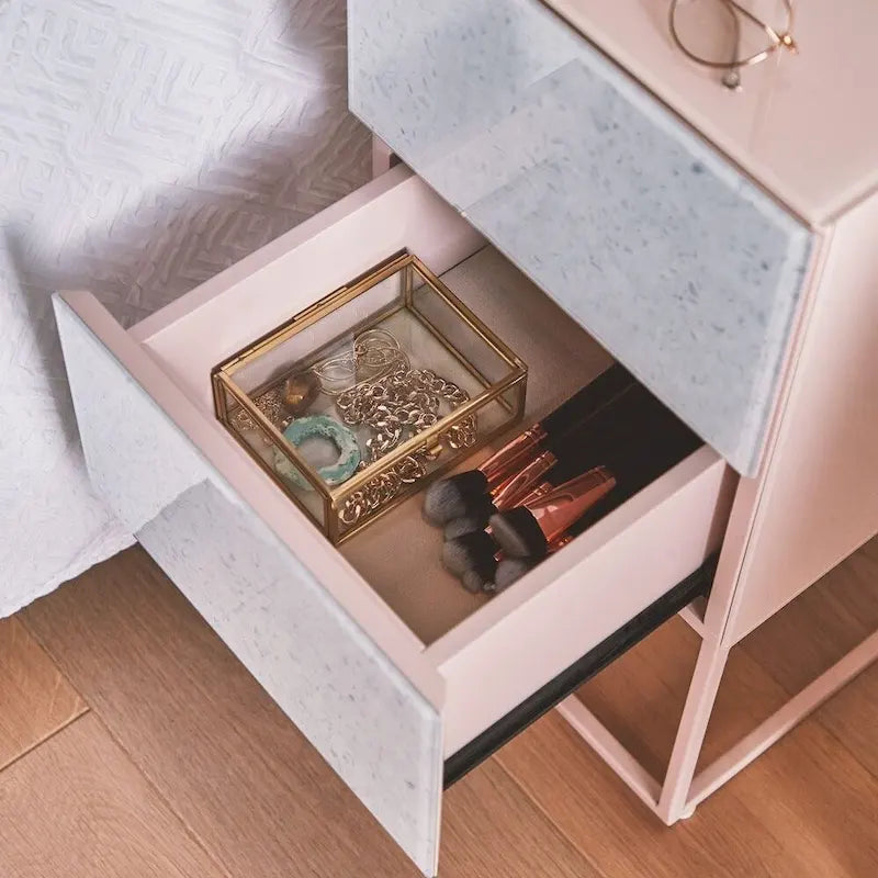 Table de chevet double tiroir en verre trempé et pierre marbrée pour chambre ou salon