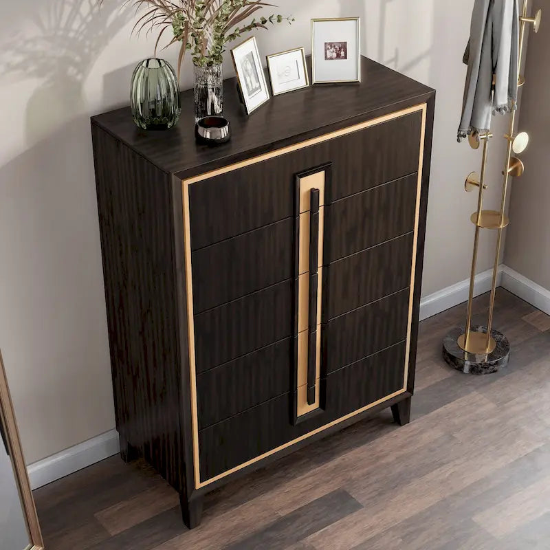 Commode moderne Nyx à 5 tiroirs en bois massif couleur expresso de Furniture of America