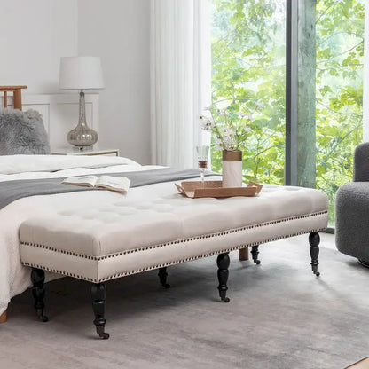 Banc d'appoint en tissu Juna de Porthos Home avec pieds et roulettes en bois d'hévéa