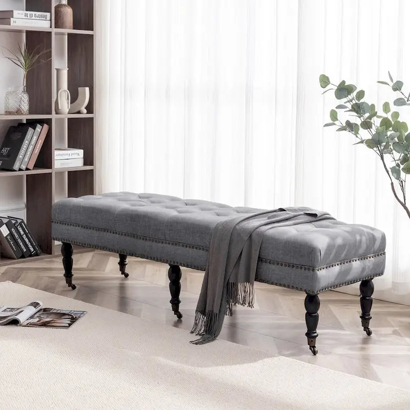 Banc d'appoint en tissu Juna de Porthos Home avec pieds et roulettes en bois d'hévéa