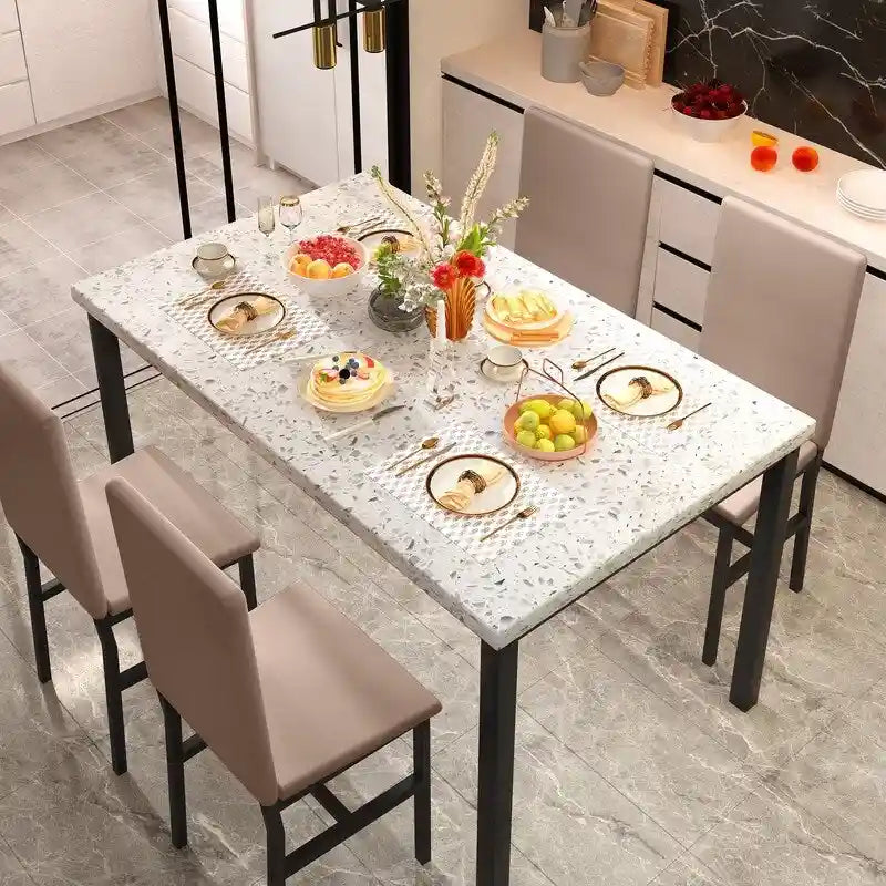 Ensemble de salle à manger Grondin style moderne du milieu du siècle, composé d'une table et de 4 chaises assorties en similicuir, avec plateau en faux marbre.