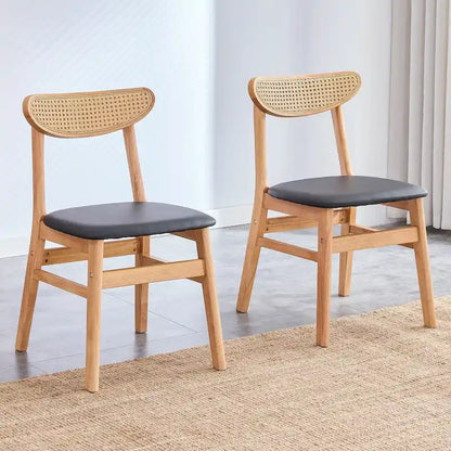 Cette chaise de salle à manger élégante et résistante en bois massif, avec son petit dossier incurvé, son coussin en PU et sa belle forme, s'intègre à tous les styles de décoration.