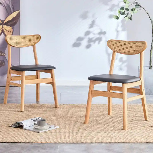 Cette chaise de salle à manger élégante et résistante en bois massif, avec son petit dossier incurvé, son coussin en PU et sa belle forme, s'intègre à tous les styles de décoration.