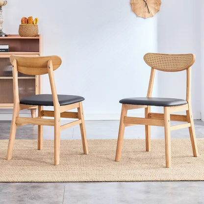 Cette chaise de salle à manger élégante et résistante en bois massif, avec son petit dossier incurvé, son coussin en PU et sa belle forme, s'intègre à tous les styles de décoration.