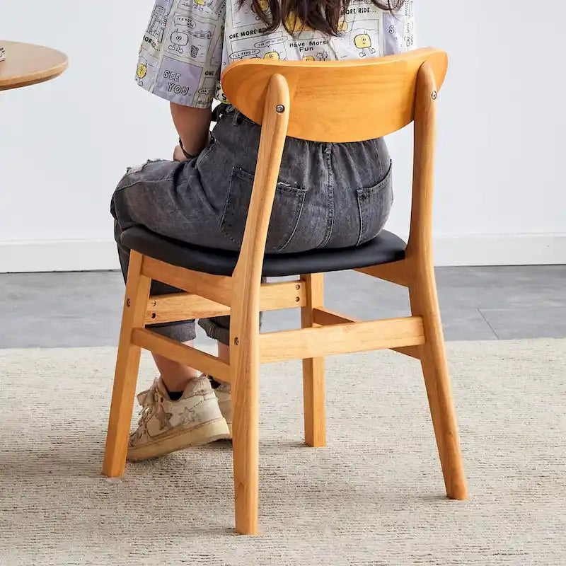 Cette chaise de salle à manger élégante et résistante en bois massif, avec son petit dossier incurvé, son coussin en PU et sa belle forme, s'intègre à tous les styles de décoration.