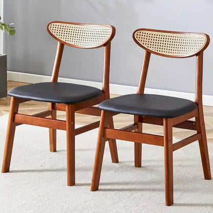 Cette chaise de salle à manger élégante et résistante en bois massif, avec son petit dossier incurvé, son coussin en PU et sa belle forme, s'intègre à tous les styles de décoration.