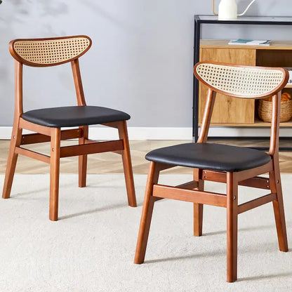 Cette chaise de salle à manger élégante et résistante en bois massif, avec son petit dossier incurvé, son coussin en PU et sa belle forme, s'intègre à tous les styles de décoration.