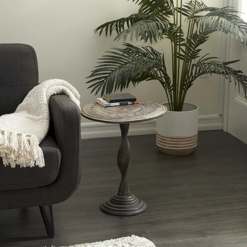 Table d'appoint en bois de manguier finement sculptée à motifs floraux, avec pied en spirale et finition gris vieilli - Brun - Roche River Decor